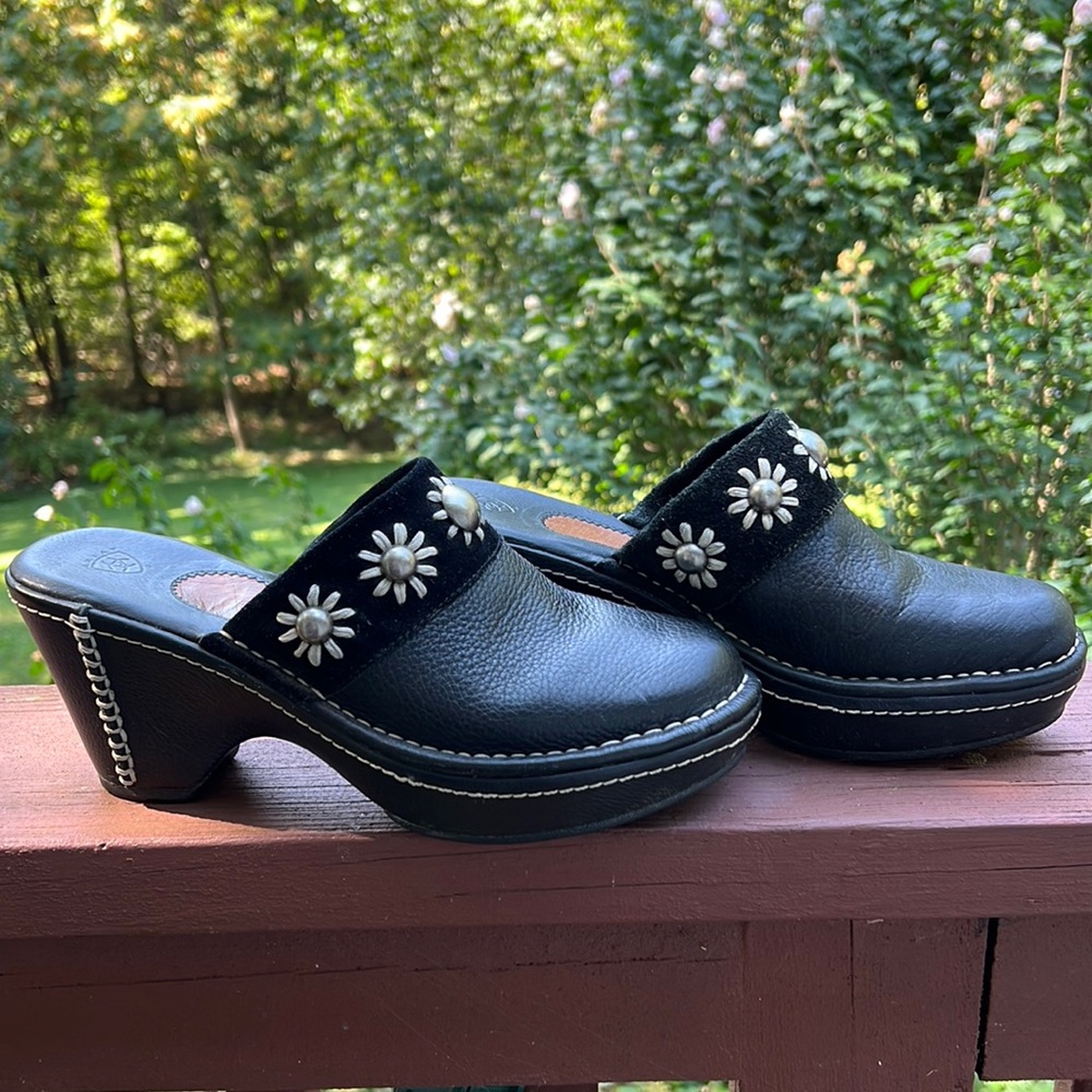EUC ARIAT black leather Daisy mules